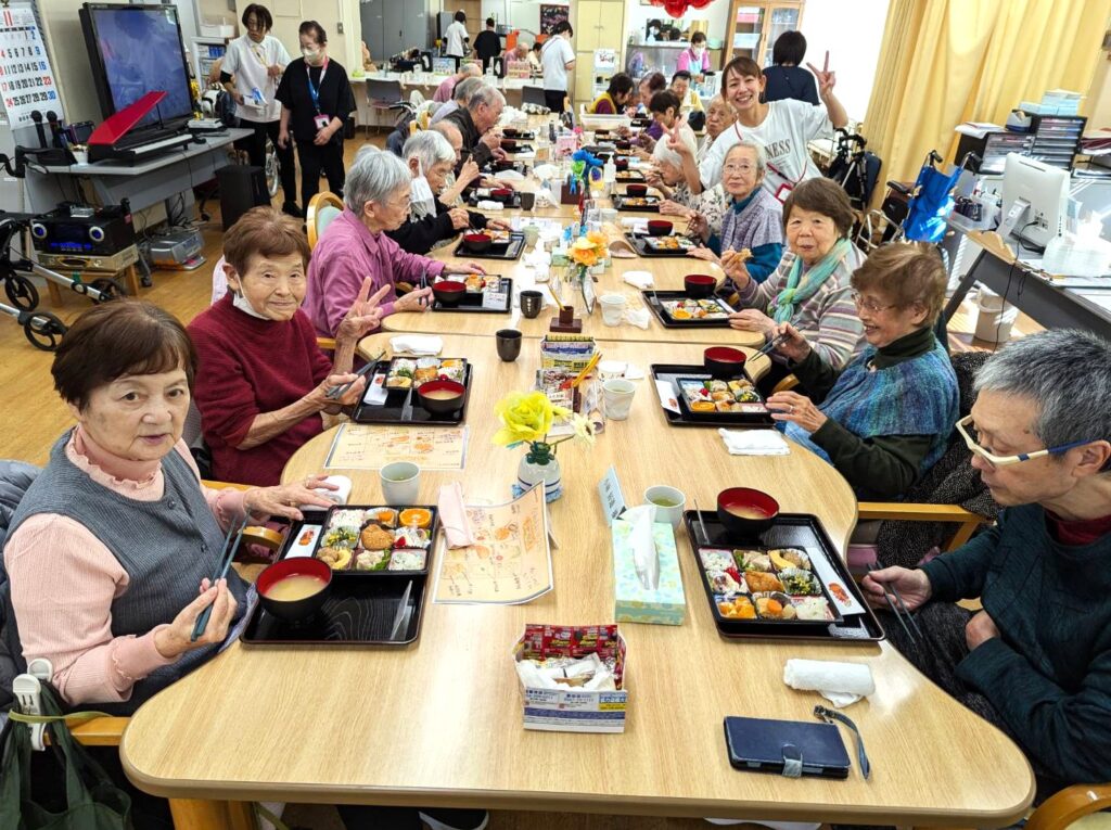 春日デイ内での昼食風景の画像