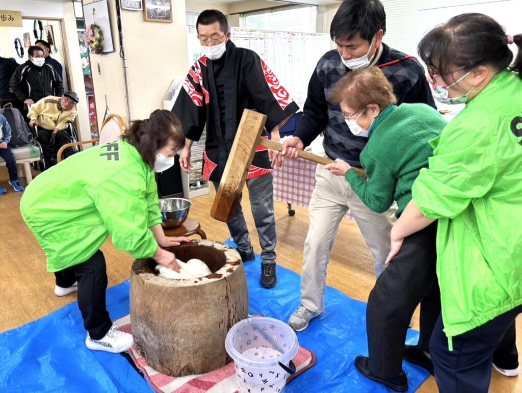 餅つきをする利用者様