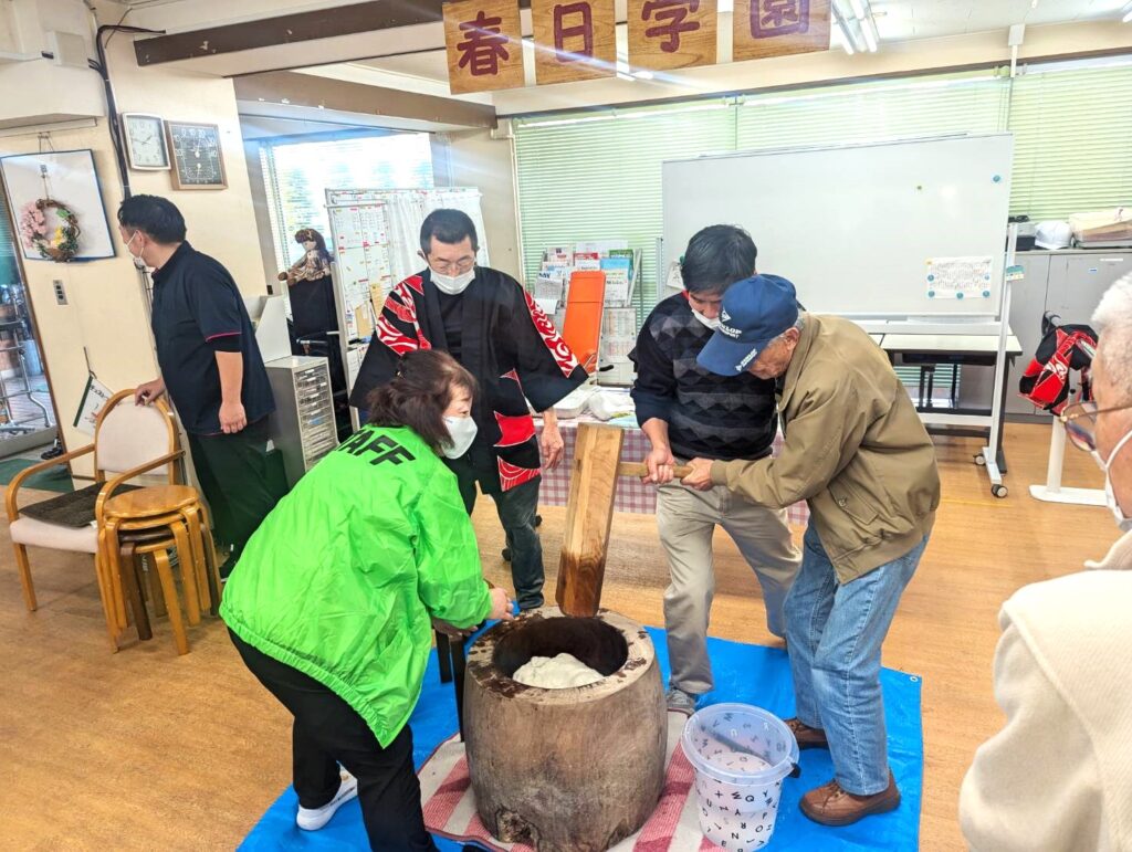 餅つきをする利用者様