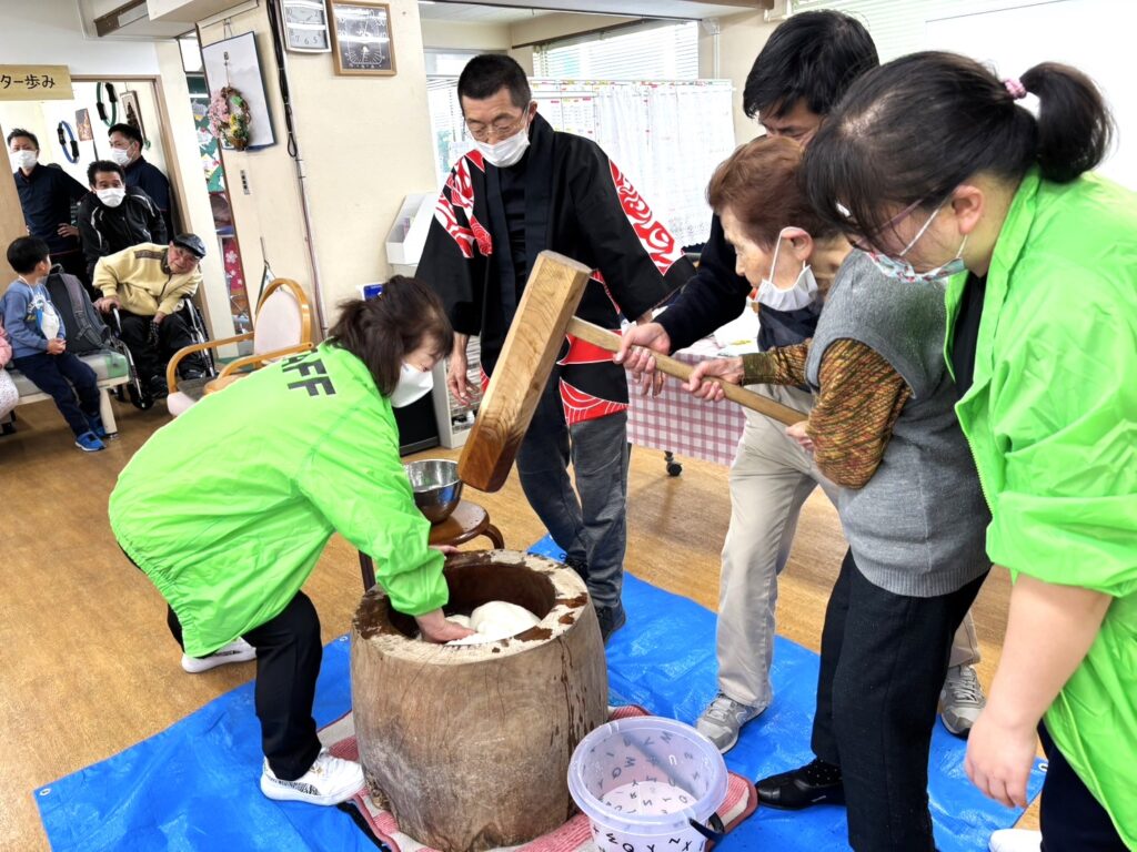 餅つきをする利用者様